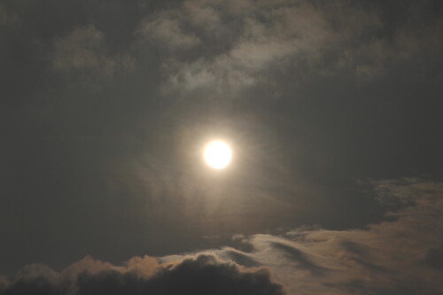 sonne-mit-schleierwolke-13733.jpeg