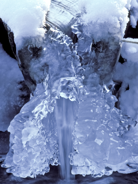 Eine Regenrinne, schneebedeckt und mit einem Eisbart um das strömende Wasser herum

Aufnameort: Wisentgehege im Saupark Springe, Niedersachsen
Kamera: Nikon-Spiegelreflex mit Teleobjektiv, digitalisiertes Dia