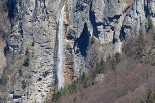 fallendes-wasser-bei-brienz-15682.jpeg