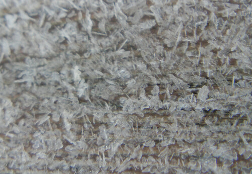 eiskristalle-auf-einem-holzgelander-13283.jpeg